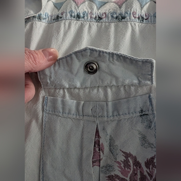 ✨ Spell Pandora Chambray Pearl Button Down Shirt - Picture 7 of 7